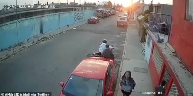 شاهد: شاب يتجول مع خطيبته وسط أحد الشوارع.. وبعدما هاجمهما لص على دراجة نارية كانت المفاجأة!