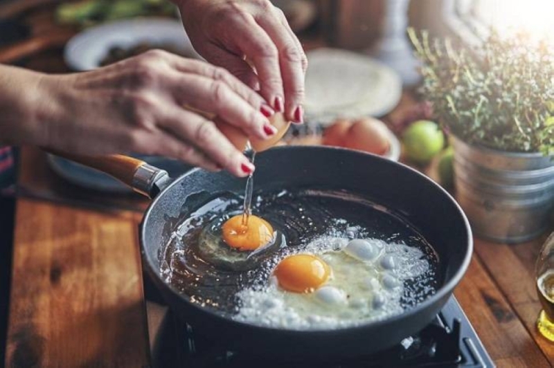 هل البيض يرفع الكوليسترول؟.. دراسة تحسم الجدل وتكشف مفاجأة