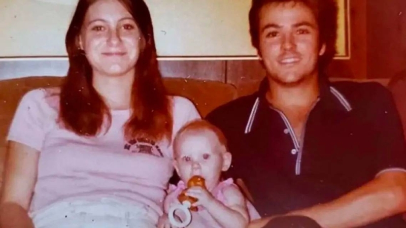 طفلة تختفي بعد مقتل والدها ووالدتها في غابة بأمريكا.. وبعد مرور 41 عاما كانت المفاجأة