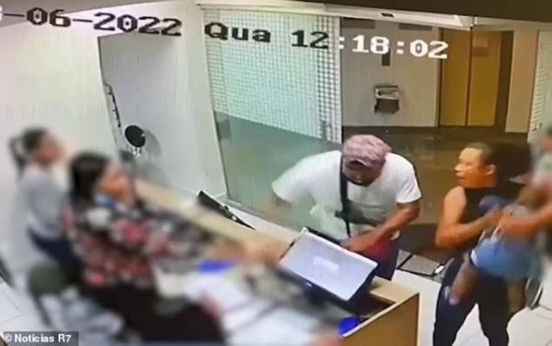 شاهد: رجل يقتحم عيادة أسنان ويحطم أجهزتها بسبب شكوك غريبة بعد خلع زوجته ضرسها قبل 3 أعوام