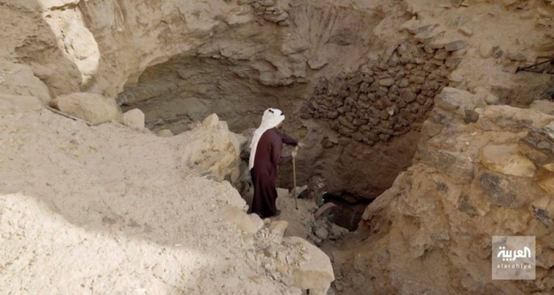 بالفيديو : باحث يكشف أسرار لأول مرة عن القنوات المحفورة في الصخر تحت قرية "الجواء الطينية"