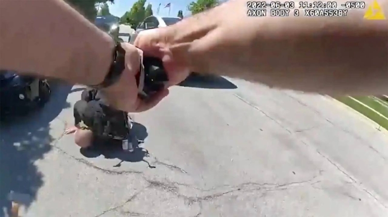 بالفيديو لحظة إطلاق شرطي أمريكي  النار على رجل اندفع نحوه بفأس