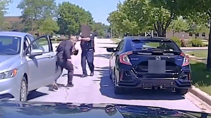 بالفيديو لحظة إطلاق شرطي أمريكي  النار على رجل اندفع نحوه بفأس