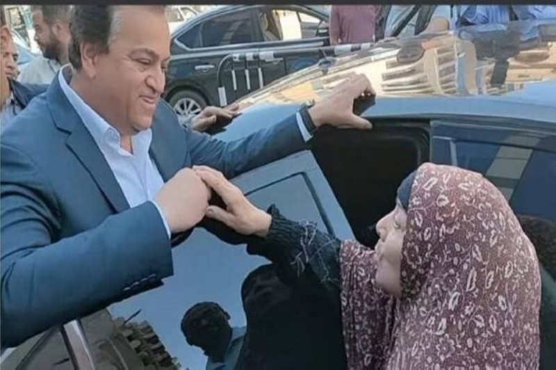 مصر: متسولة تستوقف وزير الصحة لطلب شقة.. وبعد فحص حالتها الاجتماعية كانت المفاجأة!