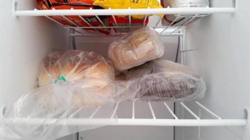 هل وضع الخبز في الثلاجة يسبب الإصابة بالسرطان ؟ .. دراسات تحسم الجدل
