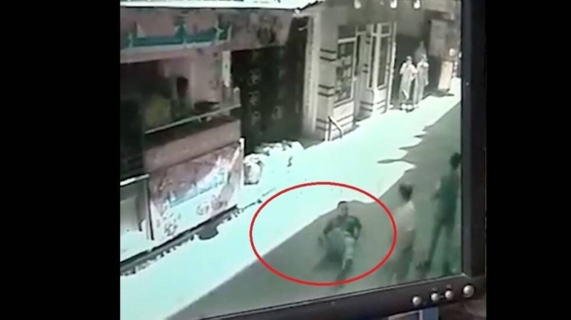 جريمة جديدة أمام المارة في مصر .. شاهد : شخص يطعن آخر بـ"ساطور" ويرديه قتيلاً
