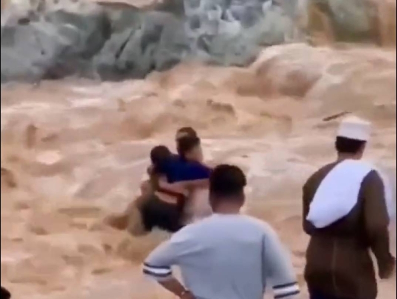 شاهد: رجل شجاع ينقذ طفلين جرفهما السيل في وادي بسلطنة عمان