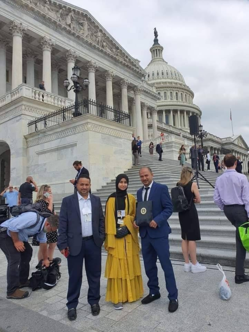 ماذا فعل الكونجرس الأمريكي بلوحة رسامة يمنية كُتب عليها بالعربية "حجابي يجعلني قوية"!