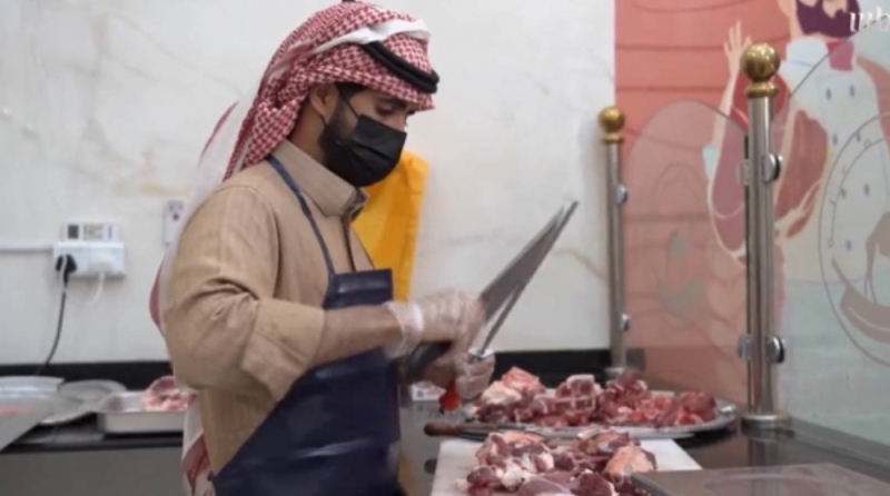 شاهد.. مهندس سعودي يكشف سبب تركه وظيفته  وعمله  جزارا  في محل لبيع  اللحوم بـ "طبرجل"