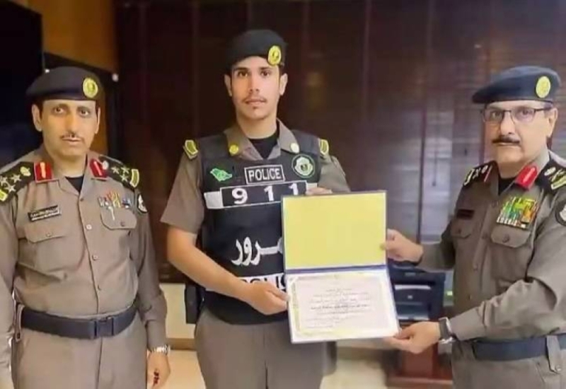 شاهد.. مدير شرطة الرياض يكرم رجل المرور الذي ضبط مفحط بالقوة الجبرية في الدرعية