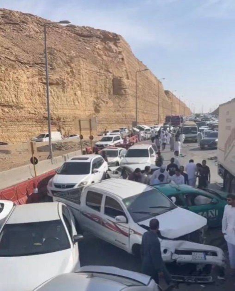 بيان من مرور الرياض بشأن حادث  تصادم  لمجموعة من السيارات على طريق القدية.. والكشف عن عدد المصابين