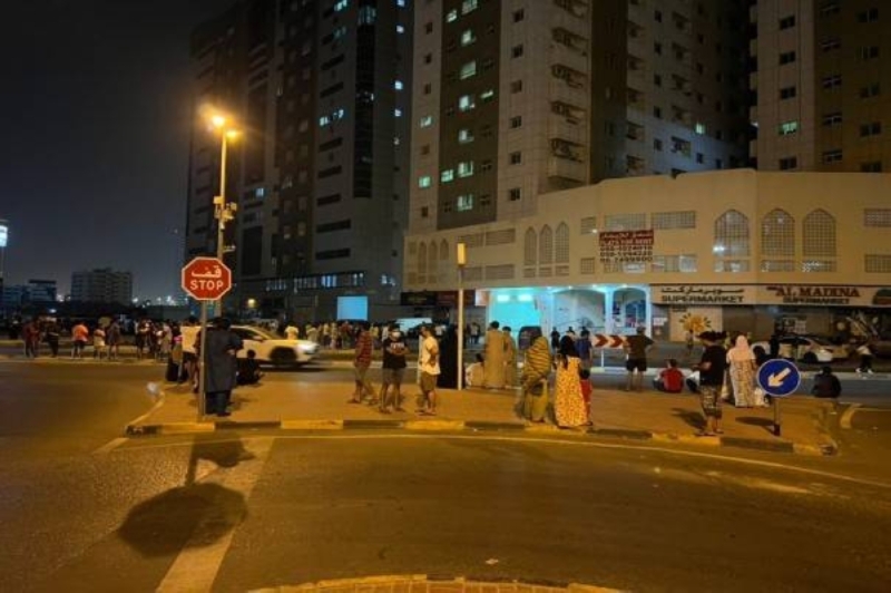 شاهد: خروج الناس من المنازل بعد  3 هزات أرضية  ضربت مدينة  دبي
