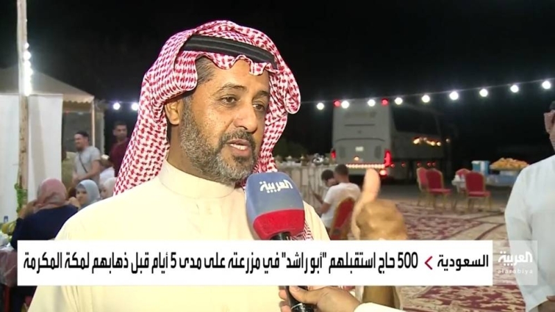 استقبلهم وودعهم بالبخور .. بالفيديو: سعودي يستضيف 500 حاج في مزرعته في تمير قبل ذهابهم إلى مكة