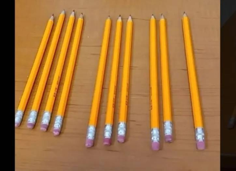 للأذكياء فقط .. هل تستطيع تحريك قلم رصاص واحد فقط لعكس ترتيب الأقلام في 20 ثانية؟