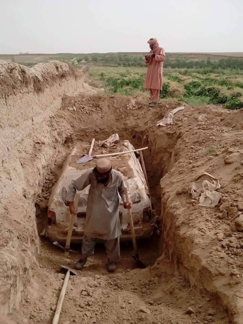 بعد 21 عاما .. شاهد : طالبان تكشف عن سيارة زعيمهم "الملا عمر" التي فر بها من الضربات الأمريكية بعد هجوم 11 سبتمبر