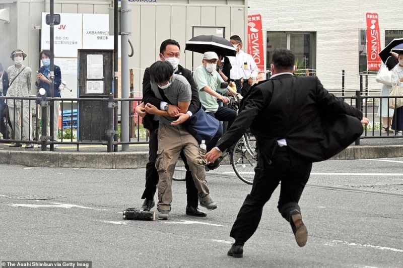 شاهد: لحظة القبض على الشخص الذي أطلق  النار على رئيس وزراء اليابان السابق