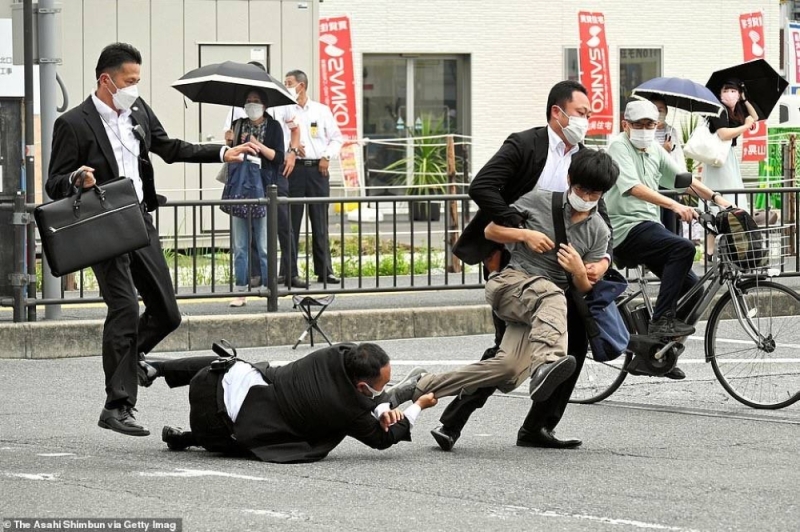 شاهد: لحظة القبض على الشخص الذي أطلق  النار على رئيس وزراء اليابان السابق