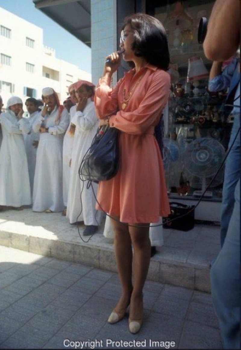 شاهد: صورة نادرة لصحفية أمريكية أثناء زيارة سوق الذهب في جدة عام  1974