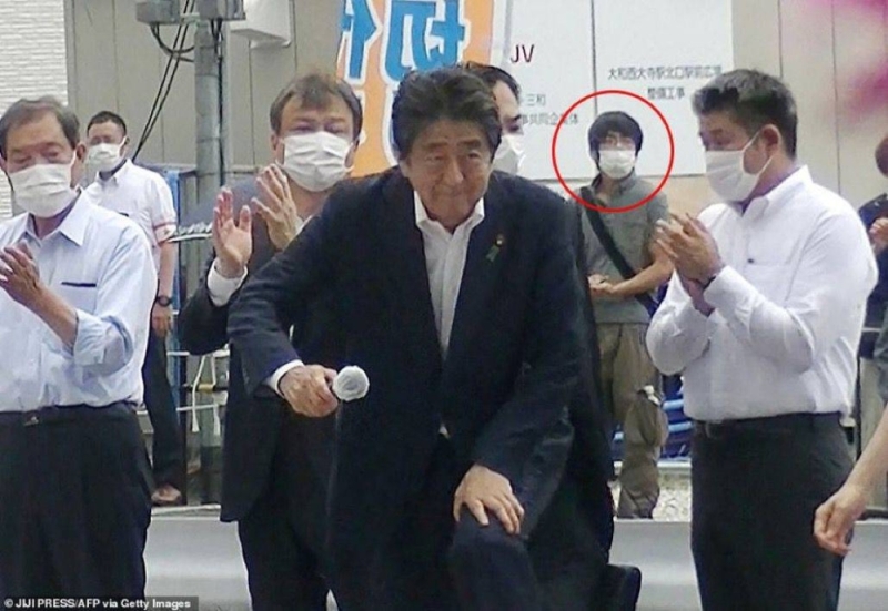 شاهد: أول صور لمنفذ الهجوم على رئيس وزراء اليابان السابق يقف خلفه قبل لحظات من اغتياله