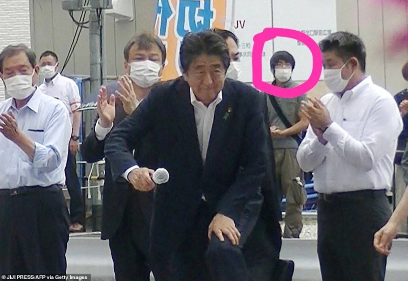 شاهد: أول صور لمنفذ الهجوم على رئيس وزراء اليابان السابق يقف خلفه قبل لحظات من اغتياله