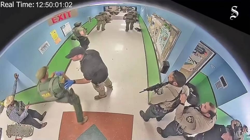 شاهد : فيديو جديد يوثق لحظة تنفيذ "مذبحة المدرسة بتكساس".. و"مفاجأة" بشأن أحد الضباط !