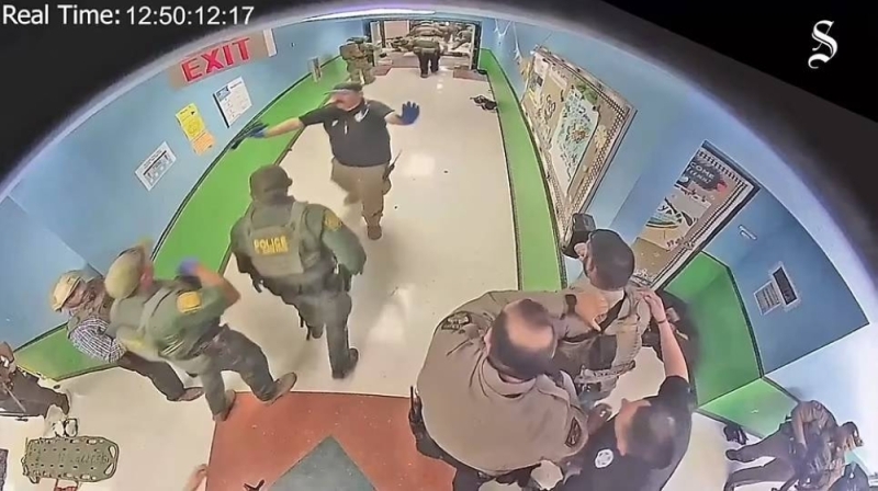 شاهد : فيديو جديد يوثق لحظة تنفيذ "مذبحة المدرسة بتكساس".. و"مفاجأة" بشأن أحد الضباط !