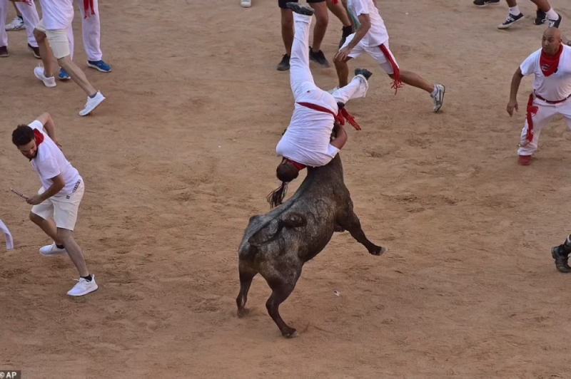 "أشخاص يتطايرون في الهواء".. شاهد.. سباق عنيف بين المتصارعين والثيران في مهرجان بامبلونا الإسباني