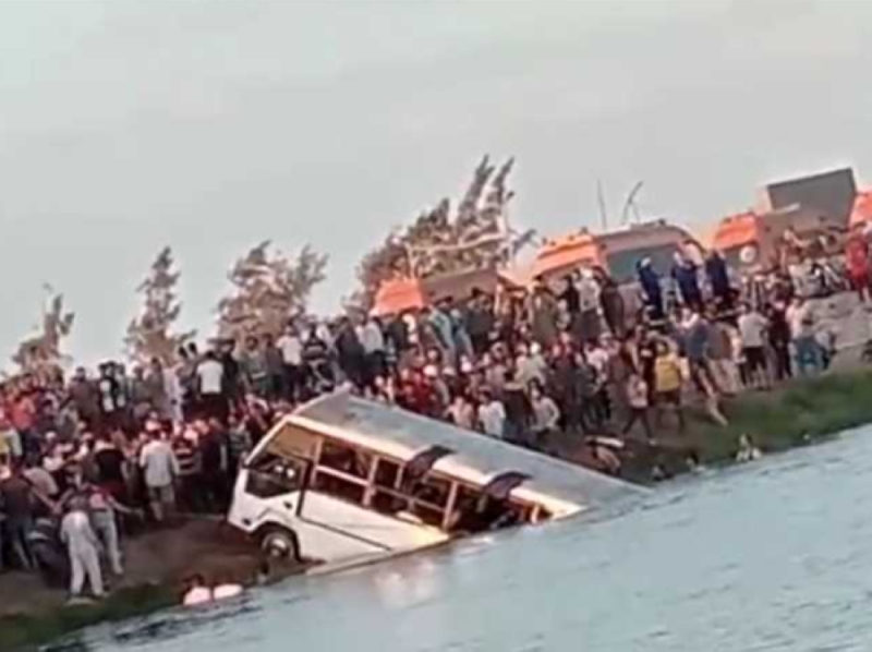 يحتضنون مصاحفهم.. شاهد: لحظة سقوط "حافلة" على متنها 30 طفلا في ترعة بمصر وغرق 4 منهم