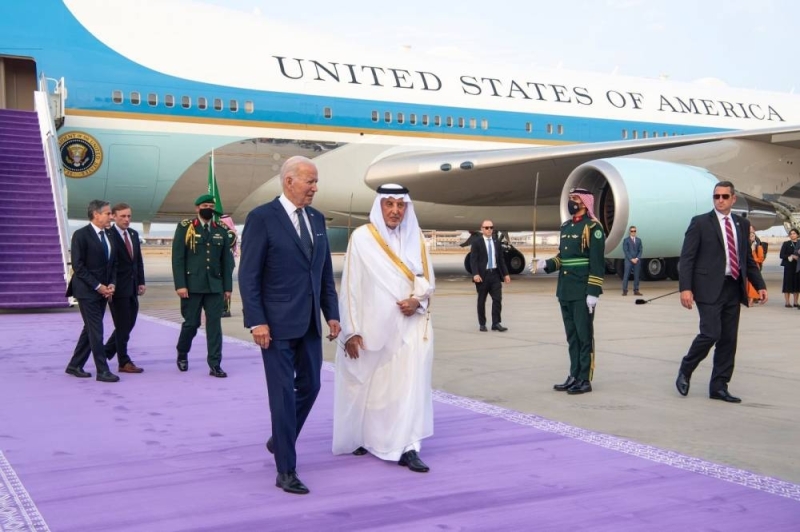 شاهد .. الرئيس الأمريكي بايدن يصل مطار الملك عبدالعزيز الدولي في جدة.. وأمير مكة في مقدمة مستقبليه