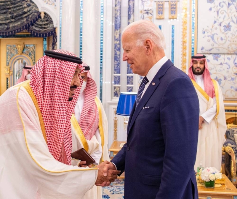 شاهد .. خادم الحرمين يلتقي الرئيس الأمريكي بايدن بقصر السلام في جدة