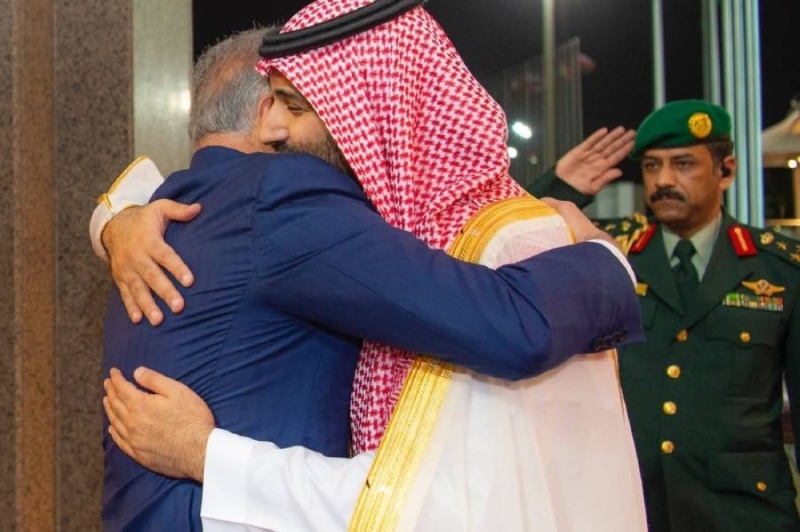 بالأحضان.. ⁧شاهد: ولي العهد‬⁩ الأمير "محمد بن سلمان" يستقبل رئيس وزراء العراق في مطار جدة