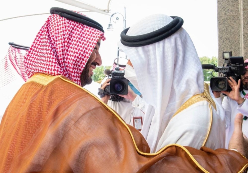 شاهد.. استقبال حار من ولي العهد لرئيس الإمارات الشيخ محمد بن زايد في مطار جدة