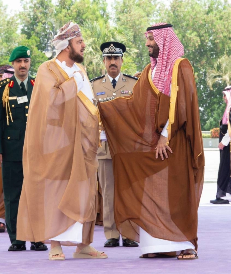 شاهد .. ولي العهد يستقبل  نائب رئيس الوزراء والممثل الخاص لسلطان عمان لحظة وصوله مطار جدة