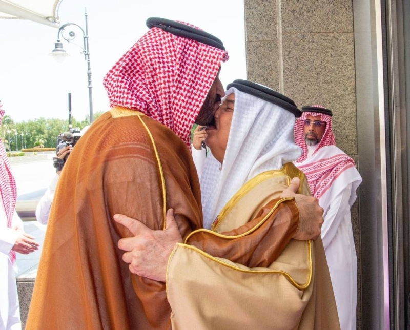 شاهد .. ولي العهد يستقبل ملك البحرين في مطار الملك عبدالعزيز في جدة