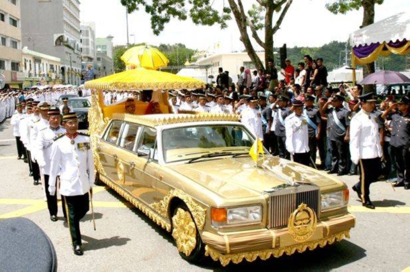 "لديه 7 آلاف سيارة فاخرة وطائرة مطلية بالذهب".. معلومات لأول مرة عن سلطان بروناي المتربع على العرش منذ 1967