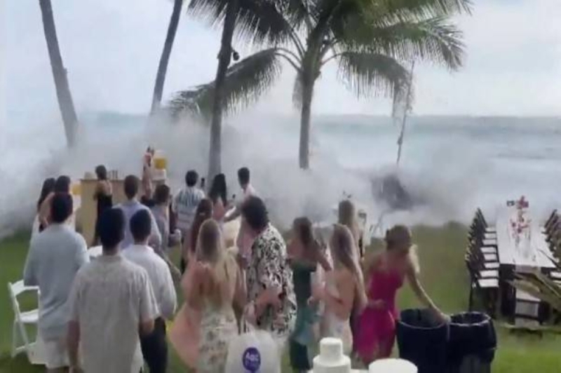 موجة قوية تفاجئ المعازيم خلال حفل زفاف على أحد الشواطئ.. شاهد: ردة فعلهم