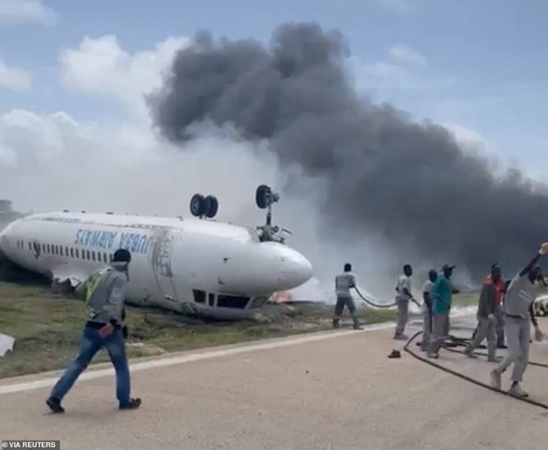 شاهد : طائرة تنقلب على ظهرها بشكل غريب أثناء هبوطها في مطار مقديشو بالصومال