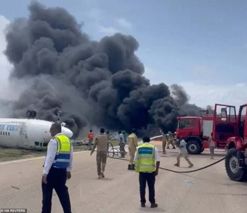 شاهد : طائرة تنقلب على ظهرها بشكل غريب أثناء هبوطها في مطار مقديشو بالصومال