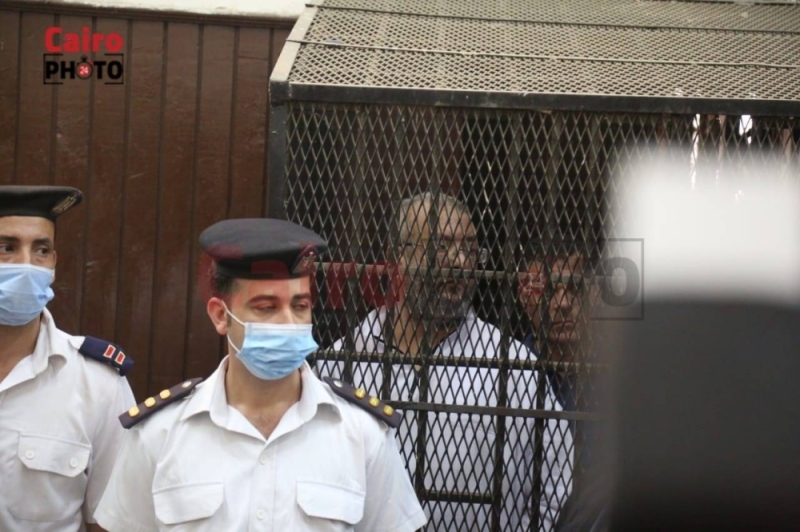 شاهد.. أول ظهور للقاضي المتهم بقتل المذيعة شيماء جمال في قفص الاتهام