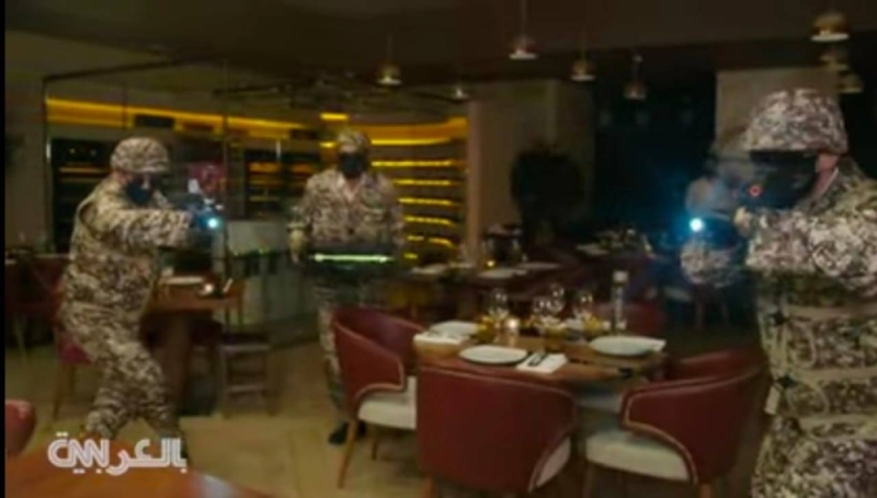العمال مدججون بالأسلحة...شاهد : أغرب مطعم في دبي يقدم اللحم المغلف بالذهب الخالص  بتجربة "الأكشن" !