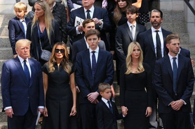 شاهد : الرئيس الأمريكي السابق "ترامب " يحضر جنازة زوجته الأولى بنيويورك