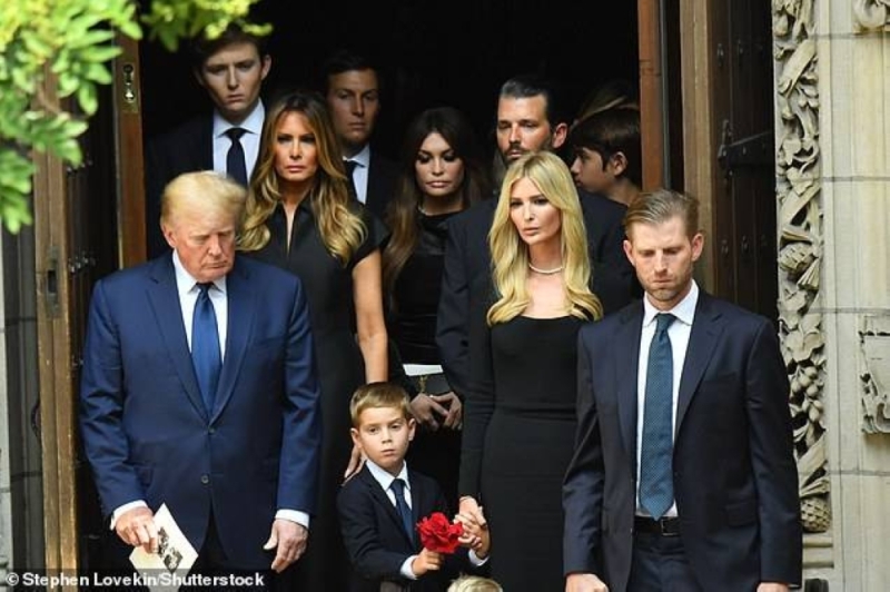 شاهد : الرئيس الأمريكي السابق "ترامب " يحضر جنازة زوجته الأولى بنيويورك