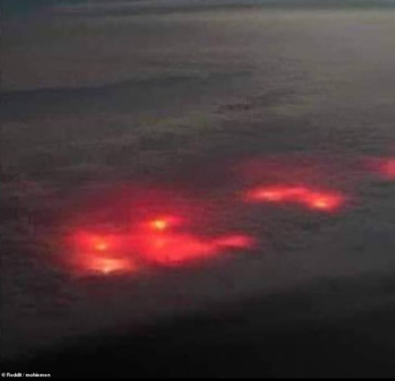شاهد.. طيار يوثق ظهور وهج أحمر غامض أثناء مروره فوق المحيط الأطلسي