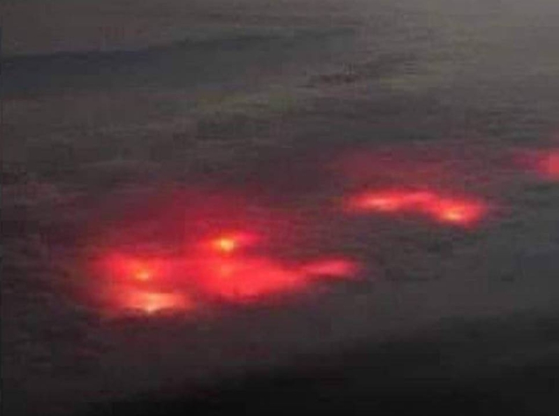 شاهد.. طيار يوثق ظهور وهج أحمر غامض أثناء مروره فوق المحيط الأطلسي