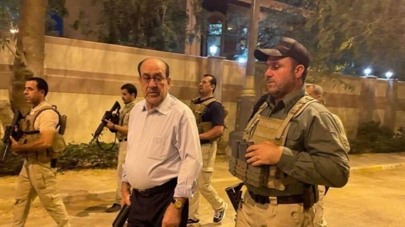 شاهد: "نوري المالكي" يحمل  سلاح رشاش بالقرب من منزله بعد اقتحام  أنصار الصدر  للمنطقة الخضراء