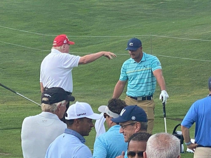 شاهد: ترامب يلعب الغولف مع "ياسر الرميان".. ويعلق: "لقد عرفت السعوديين وكانوا أصدقاء لي"