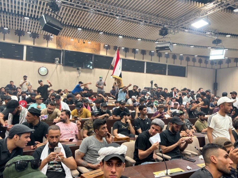 شاهد : أنصار الصدر يقتحمون البرلمان العراقي ويرقصون بداخله رغم وجود الحراسة الأمنية