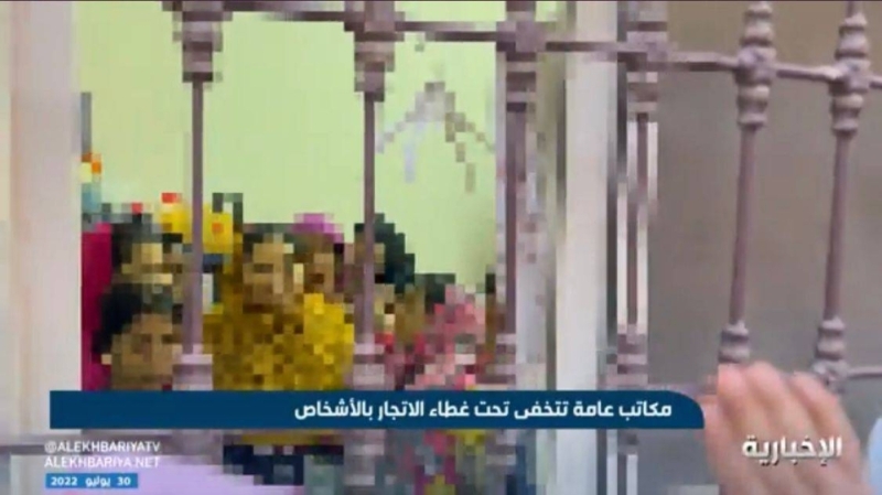 "خلف أبواب حديدية"...شاهد: مكتب يحتجز 28 عاملة منزلية منذ4 أشهر في إحدى مناطق المملكة
