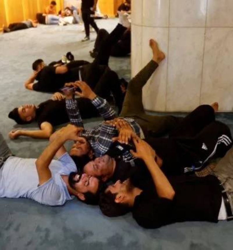 "شيشة وعجوز تتحدث بالهاتف" .. شاهد: صور غريبة لأنصار الصدر من داخل مقر البرلمان العراقي