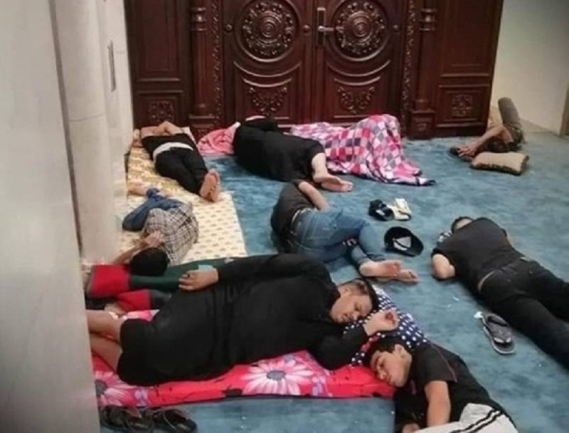 ‏باعة جائلين وأشخاص نائمين ..  شاهد: أحدث صور  لاعتصام  أنصار التيار الصدري داخل البرلمان العراقي